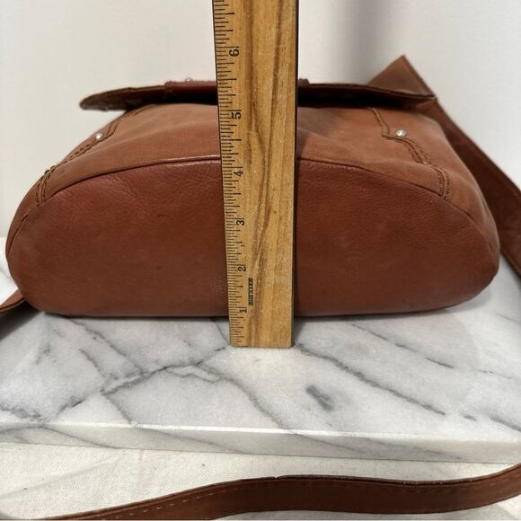 HOBO Brown Leather Shoulder Bag with Slouchy Design - Picture 14 of 16